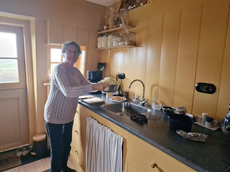 Truus in de keuken van strijkmolen I