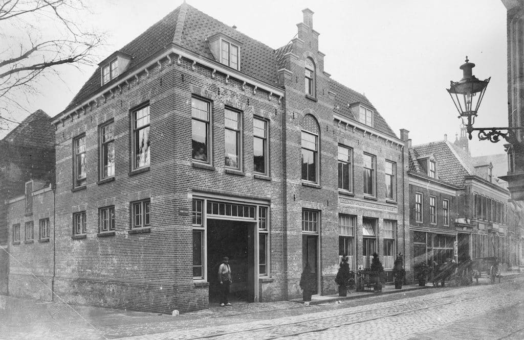 Het Gulden Vlies in 1908, kort na de oplevering, met linksachter de lage achteraanbouw met paardenstal (Regionaal Archief Alkmaar)