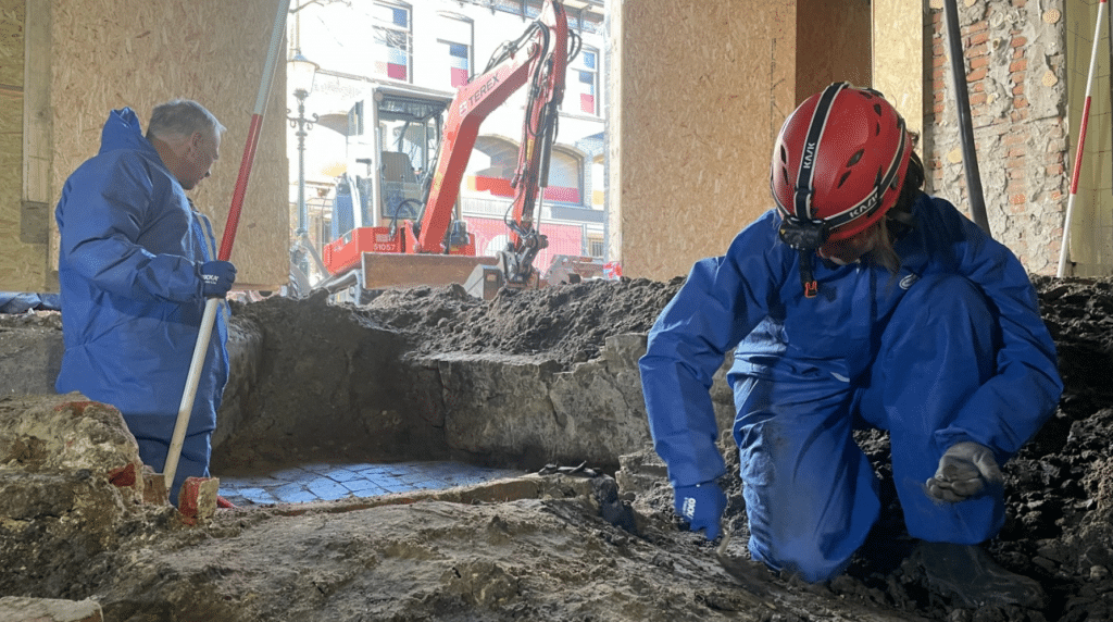 Stadsarcheologen Nancy de Jong en Peter Bitter aan het werk-Foto Isabel van Avezaath