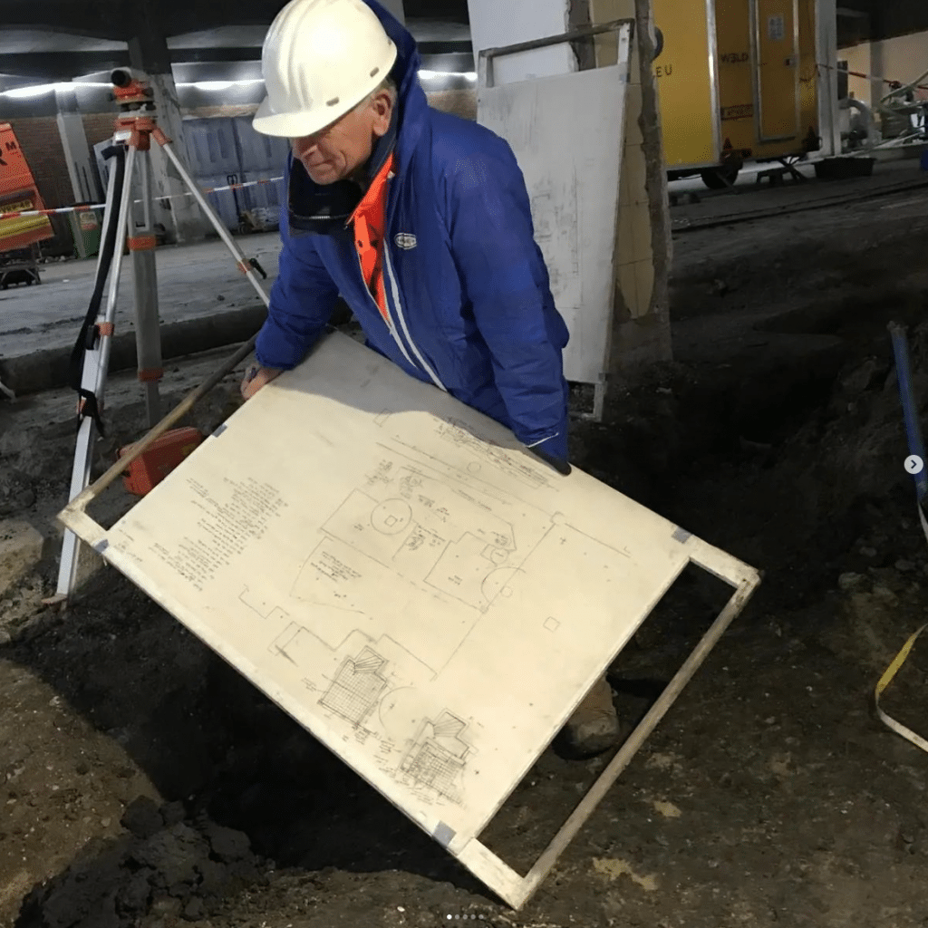 Stadsarcheoloog Peter Bitter brengt minutieus het hele gebied in kaart Archeologisch onderzoek in voormalige V&D