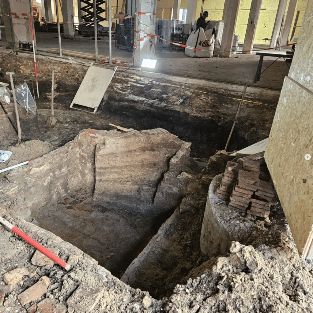 Vloer naast keldertrap Archeologisch onderzoek in voormalige V&D