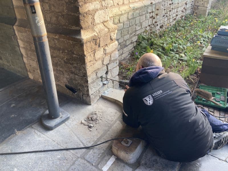 Onderdelen die in de muur zitten, worden uitgeboord