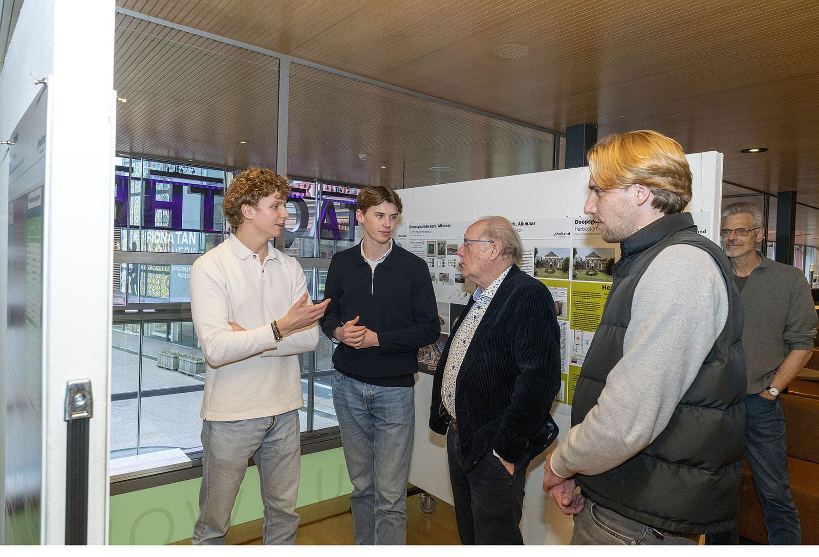 30 InHolland Studenten Bouwkunde en Bouwmanagement bestudeerden 11 kerkgebouwen in de gemeente Alkmaar. Tijdens de opening van de Expositie in de bovenfoyer van de Vest praten studenten met Alkmaarse aannemer Jos Olbers. Foto: JJ Foto