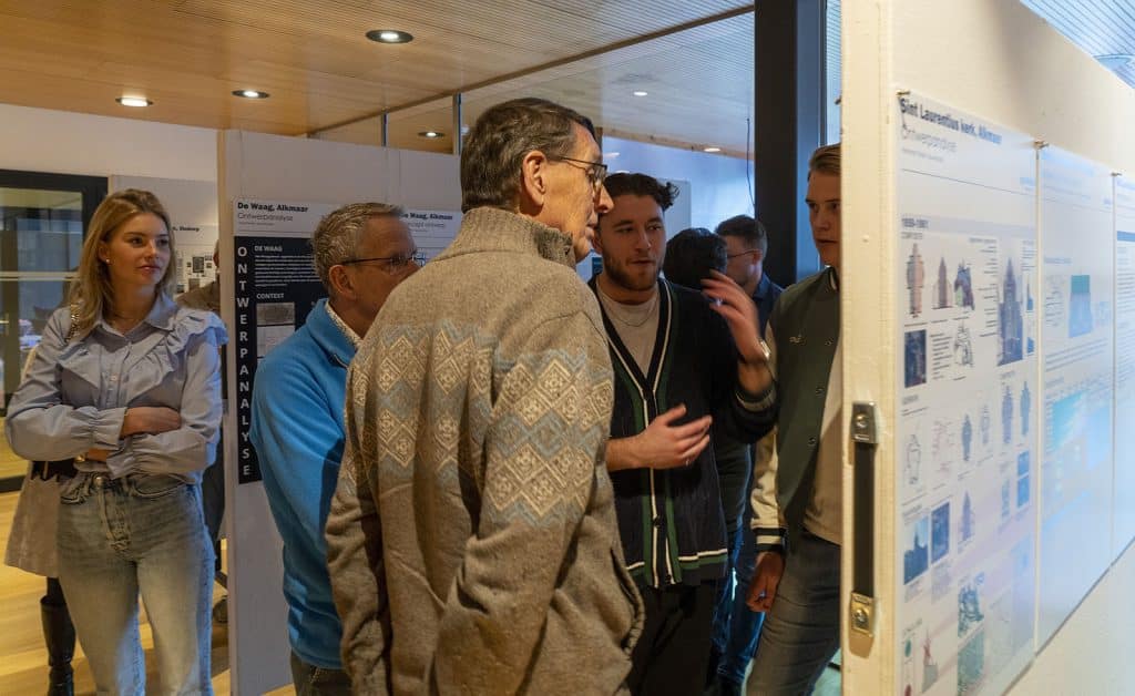 30 InHolland Studenten Bouwkunde en Bouwmanagement bestudeerden 11 kerkgebouwen in de gemeente Alkmaar. Expositie in de bovenfoyer van de Vest. Foto: JJ Foto