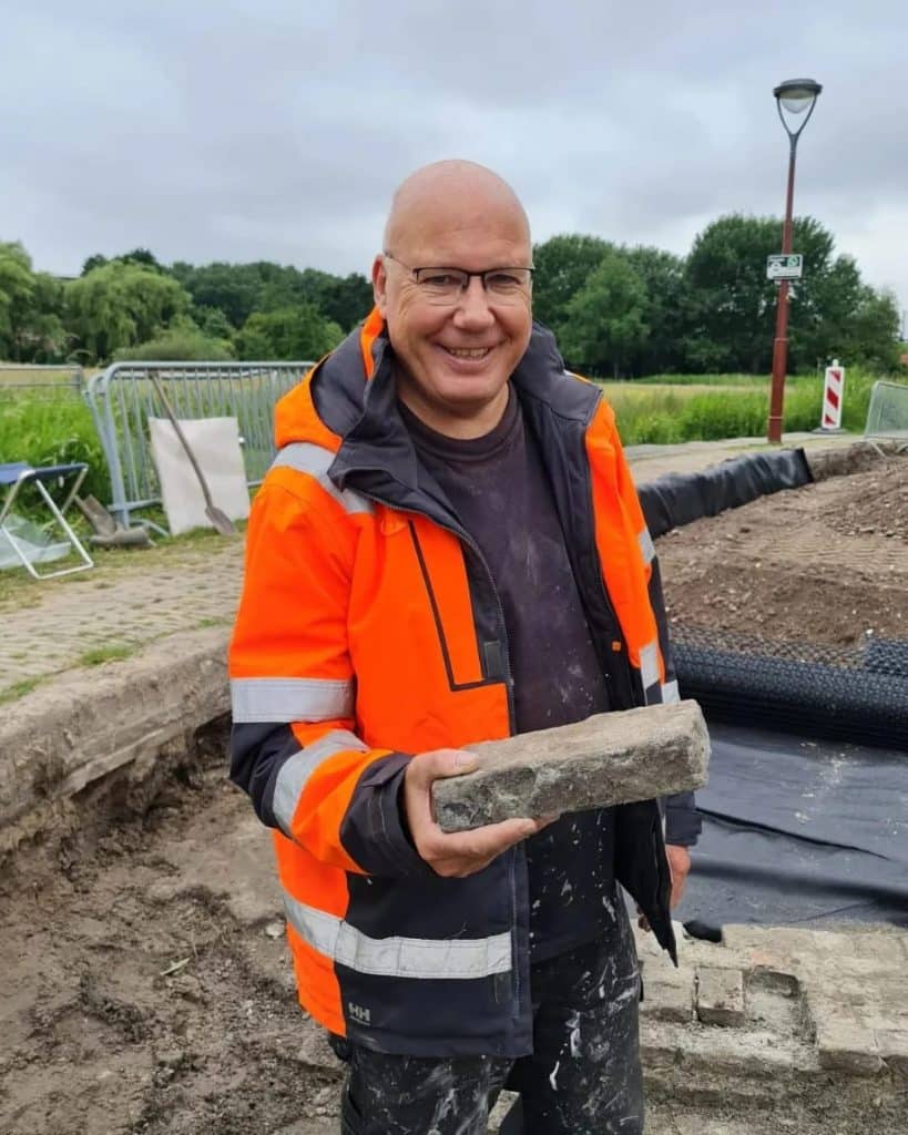 12 april 2024 Steen van de brug bij één van de verdwenen kastelen