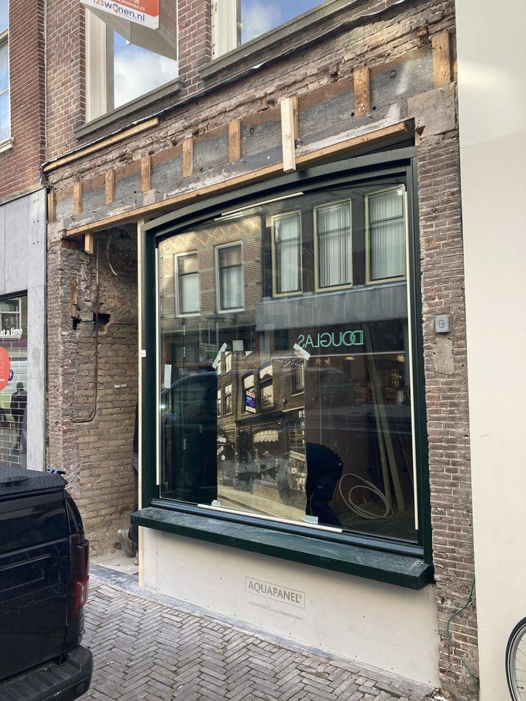 Er wordt gewerkt aan de nieuwe winkelpui van Langestraat 17