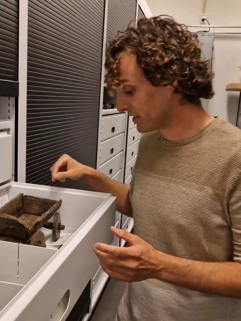 Niels in het klimaatdepot van het Archeologisch Archief.
