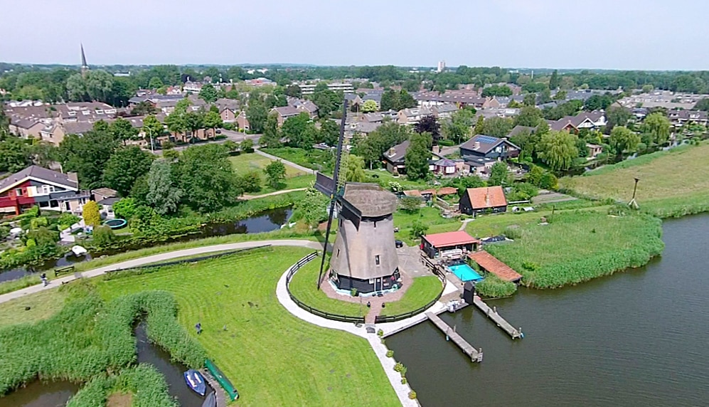 Ambachtsmolen Oudorp van bovenaf in natuurgebied. Foto Rene Pronk 2015.
