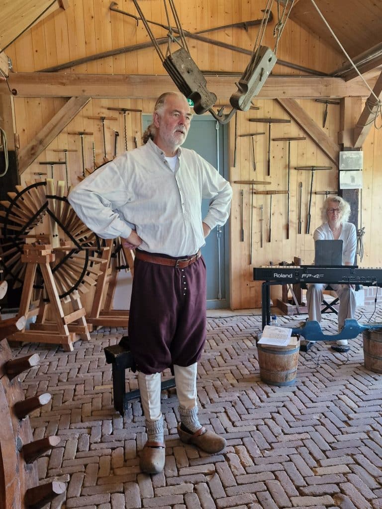 Wim van Bokhorst kruipt in de huid van een molenaar bij de Museummolen