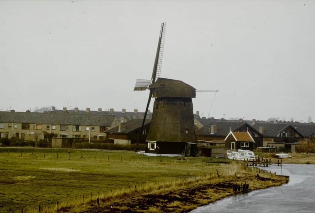 De Ambachtsmolen gezien richting een nieuwbouwwijk in Oudorp. 1978.