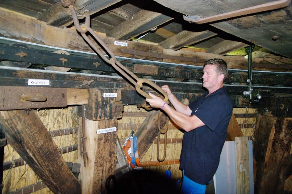 Molenaar aan het werk in de Ambachtsmolen