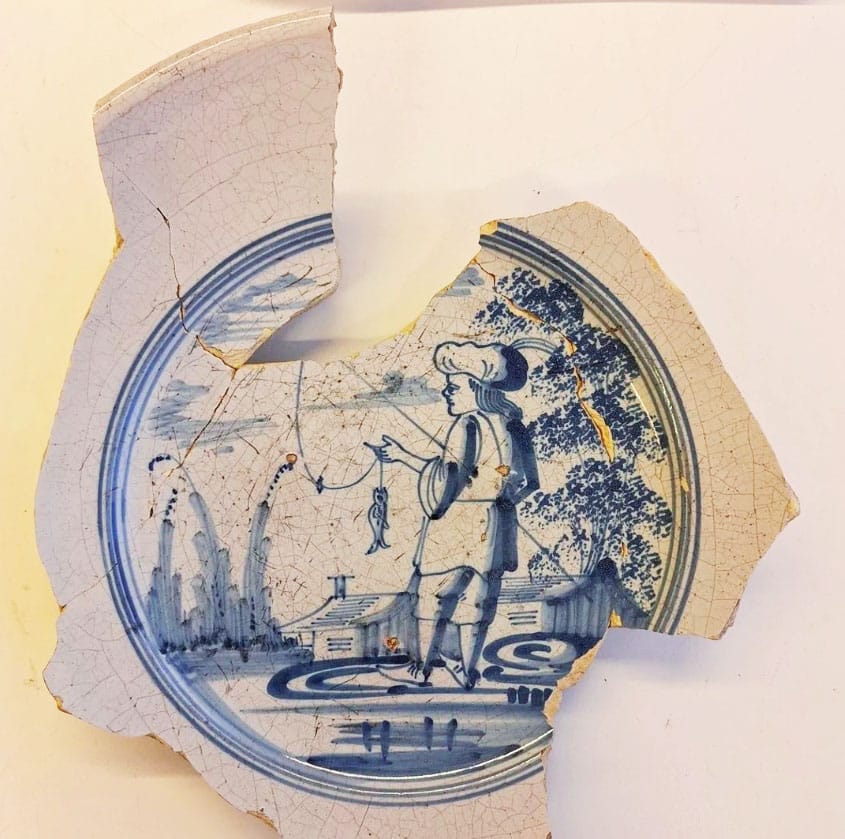 Borden uit de sloot 18 oktober 2024, Majolica schotel uit het eind van de zeventiende of de vroege achttiende eeuw met een visser met hengel.