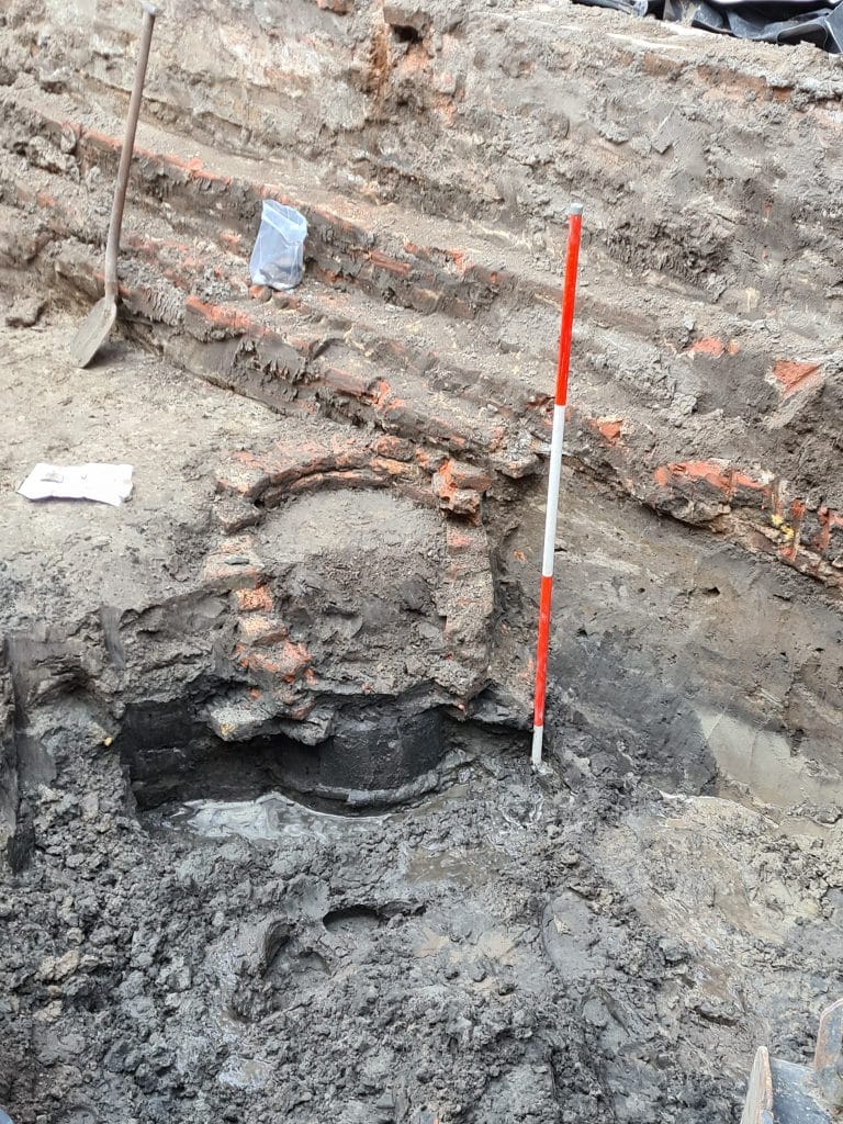 De waterput met de duigen van een wijnvat.
