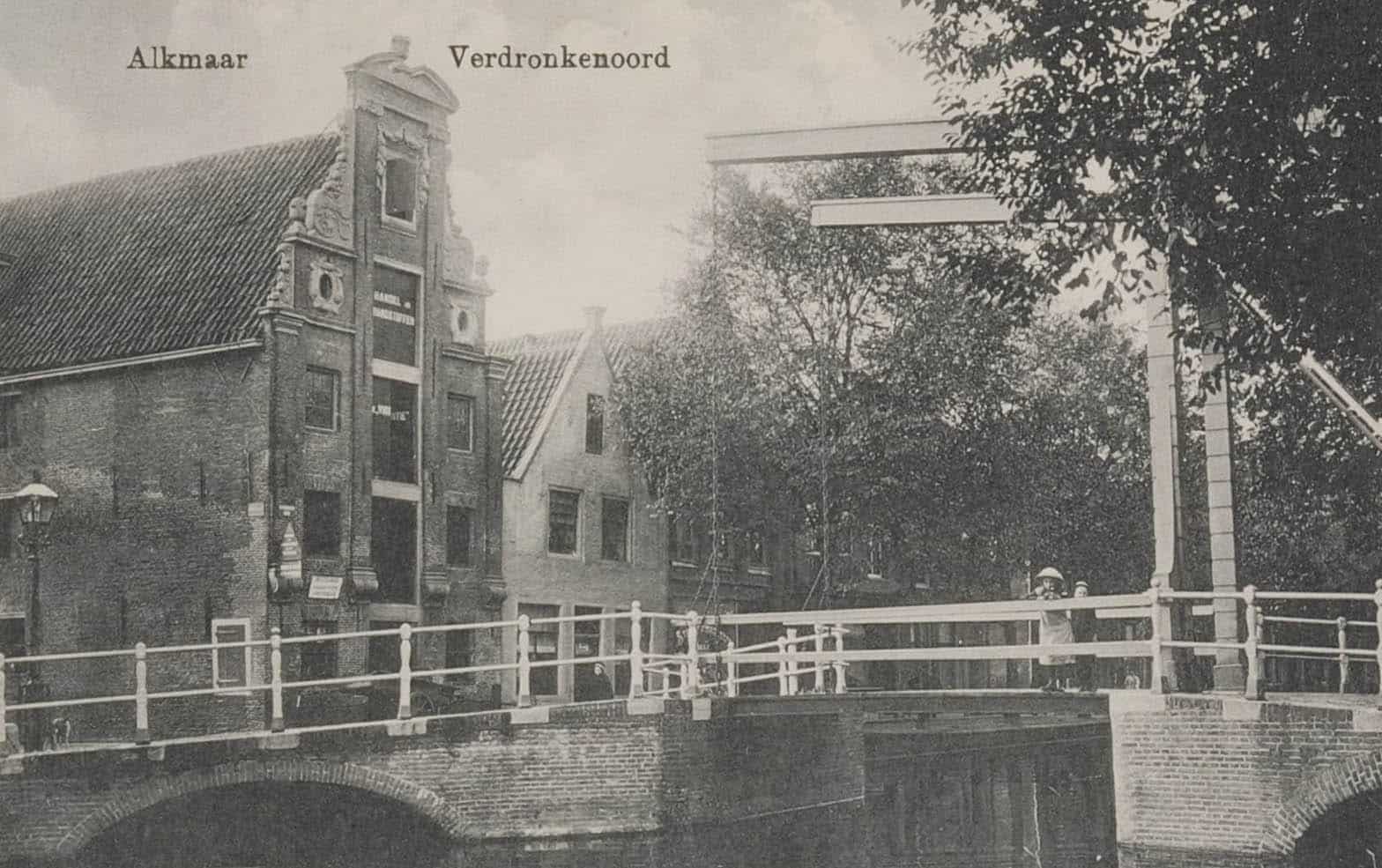Zicht op het Verdronkenoord met de Eenhoornbrug. Gevelwand met pakhuis de Vigilantie Circa 1915 Onbekend / Collectie Regionaal Archief Alkmaar / RAA012002636