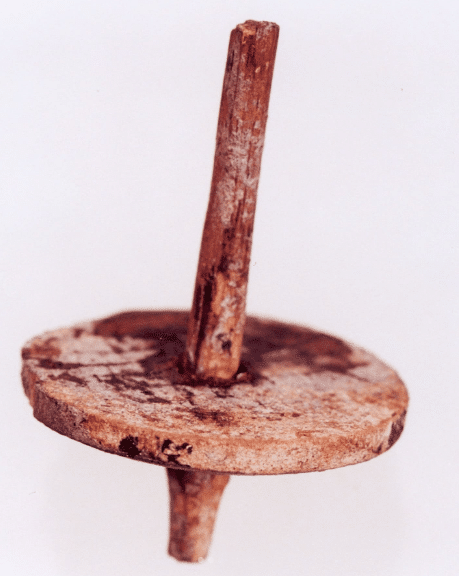 Een tafeltol met een hoogte van circa 6 cm. Hij is gevonden in een beerput aan de Wortelsteeg, in 1991.
