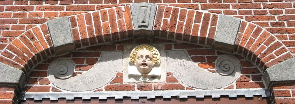 Detail gevelsteen kopje boven boog Raadhuis Graft