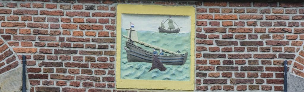 Gevelsteen van haringbuis op de gevel van Raadhuis Grootschermer