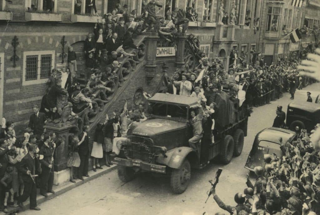 De intocht van de geallieerden bij het stadhuis in de Langestraat in 1945.