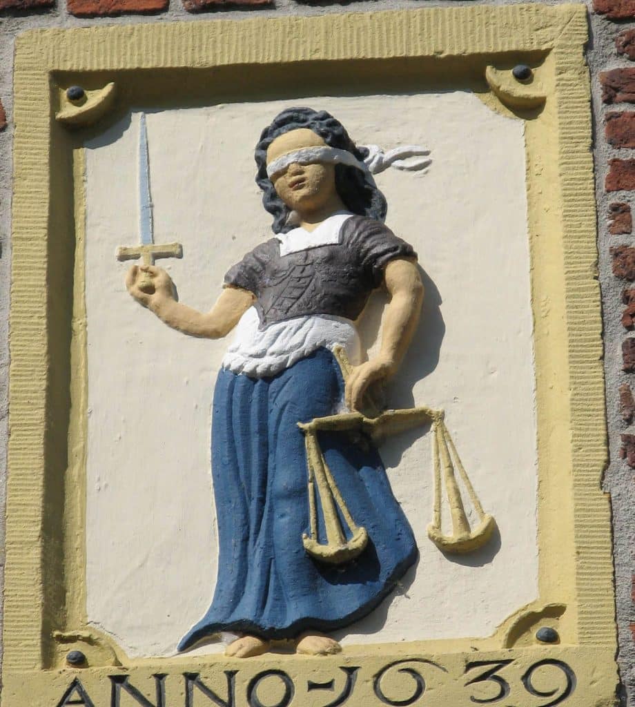 Grootschermer, raadhuis, voorgevel, gevelsteen vrouwe justitia.