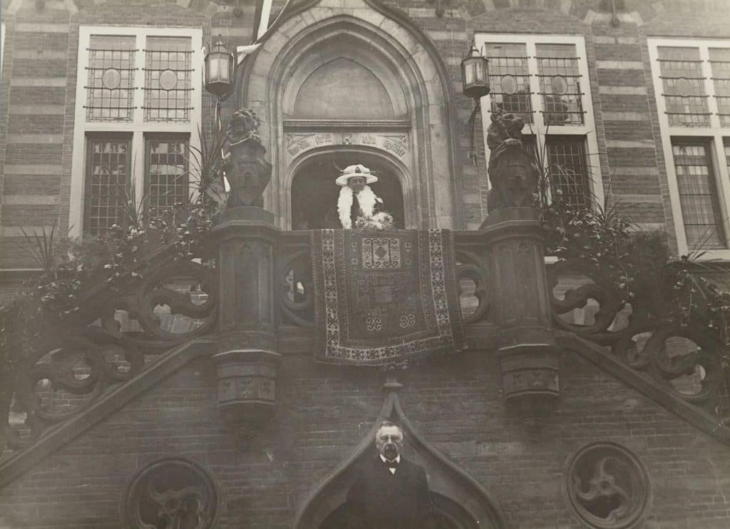 Koningin Wilhelmina op het bordes van het stadhuis in de Langestraat in 1920.