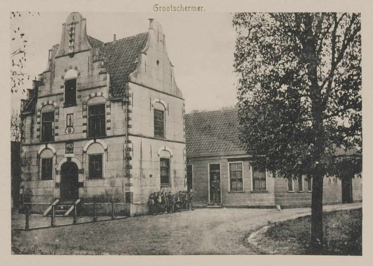 Prentbriefkaart Prentbriefkaart van het raadhuis van Grootschermer met de herberg 's Lands Welvaren. Circa 1910