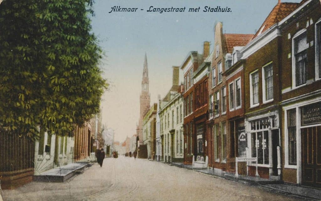 Prentbriefkaart Vanaf het Kerkplein zicht in de Langestraat in oostelijke richting.
