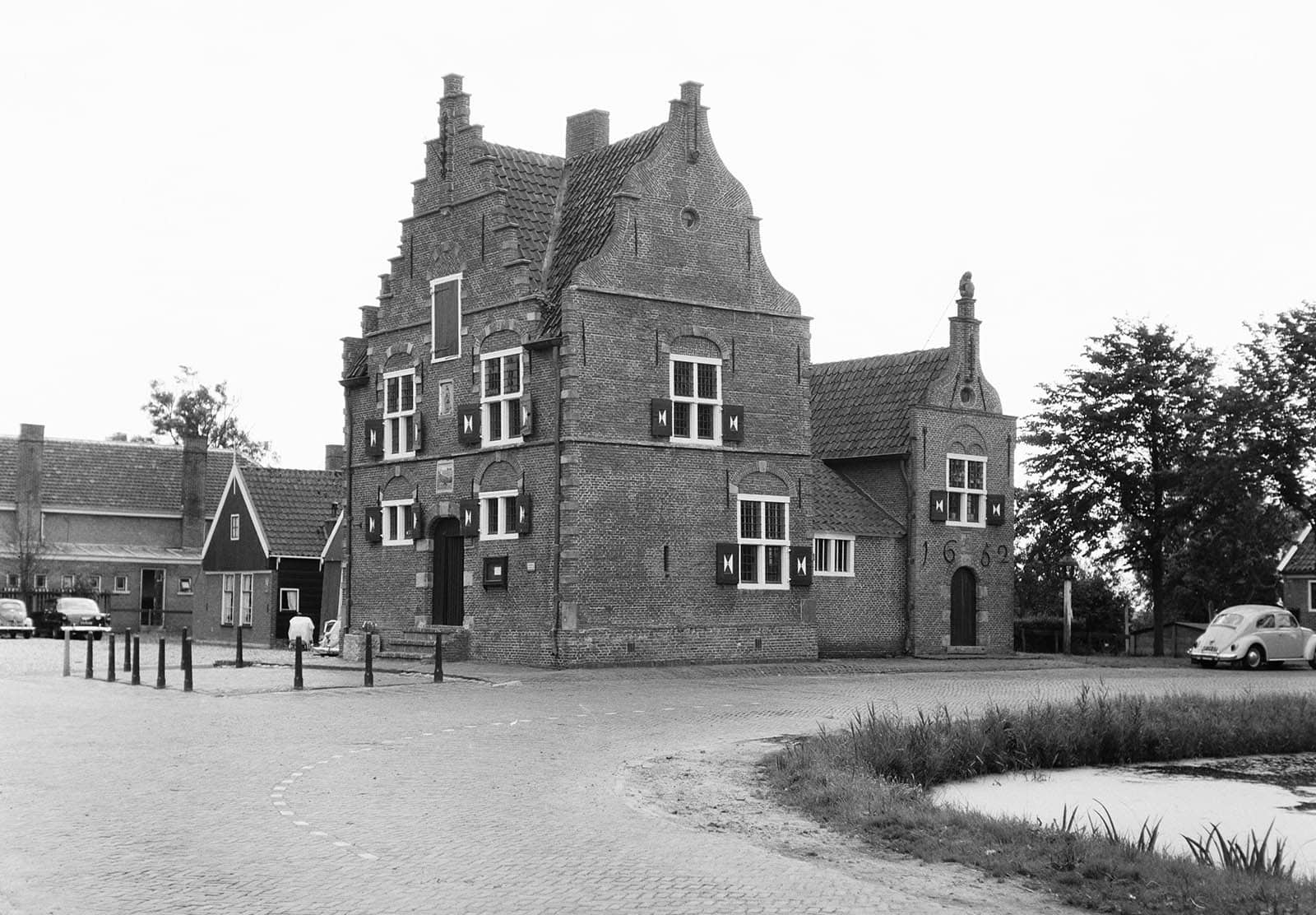 Raadhuis en weeghuisje op hoek met Zuideinde JosPe 1963
