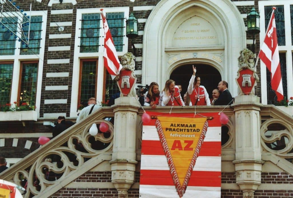 Bordestrap van het stadhuis tijdens de huldiging van het AZ damesteam in 2010. Foto K Davidse.