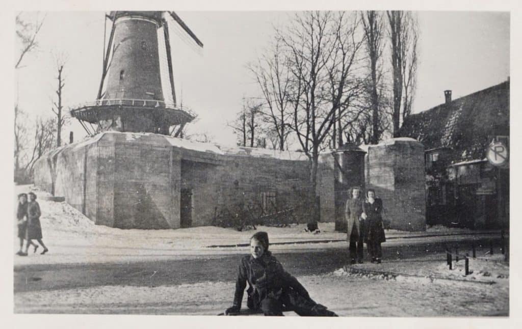 De bunker type R617 onder de Molen van Piet in Alkmaar. Foto uit 1945
