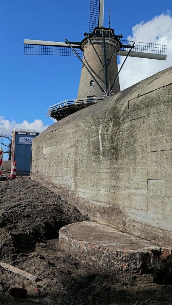 Bunker met uitstulping, op de achtergrond de Molen van Piet.