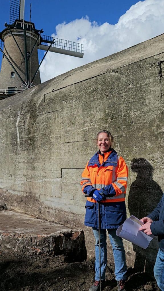 Nancy de Jong bij bunker.