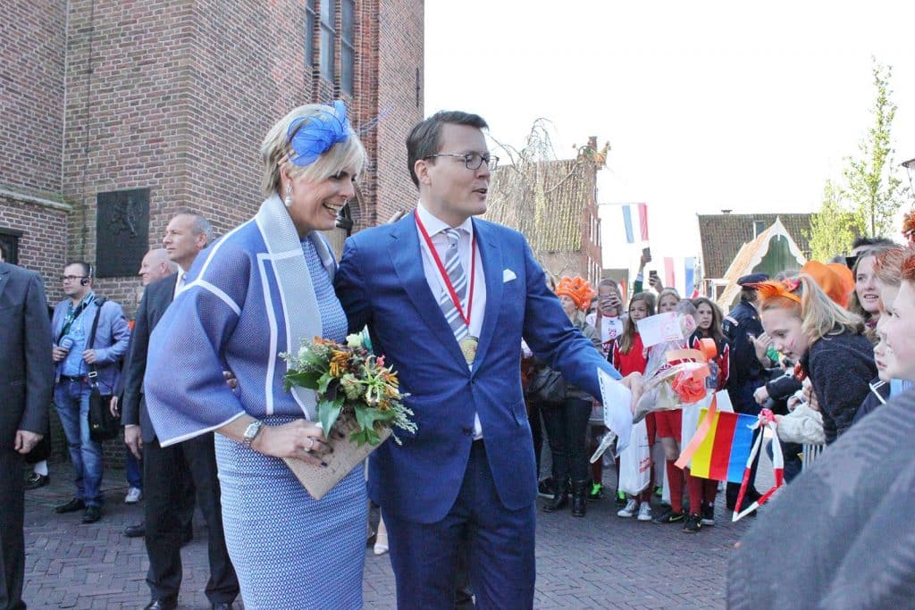 Bezoek van de Koninklijke familie aan de Rijp tijdens Koningsdag 2014. Prinses Laurentien en haar man prins Constantijn praten met het publiek. Op de achtergrond de Grote Kerk van De Rijp. Collectie G. Breedt.