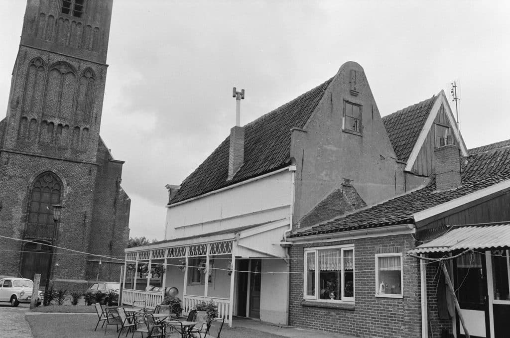De Rijp begin 1970. Schuin tegenover de Grote Kerk staat het pand van café-restaurant Blokdijk / Het Wapen van Münster. Beeldcollectie Oudheidkundige Vereniging Het Schermereiland.