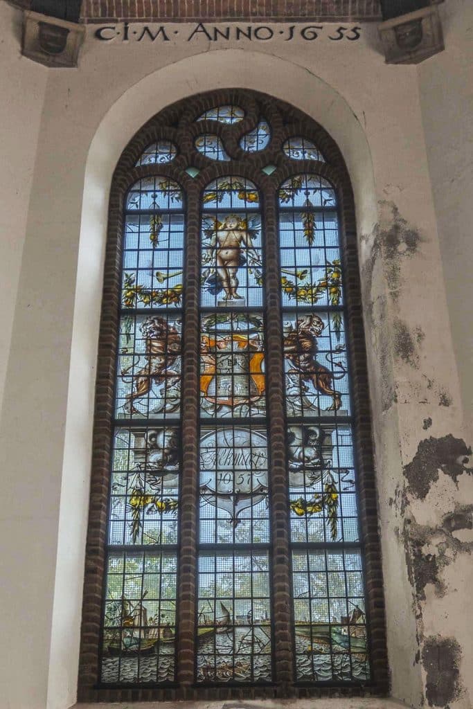 Na de grote brand van 1654 in de Grote Kerk in De Rijp, stonden alleen de muren nog overeind. De kerk werd herbouwd en omringende steden schonken prachtige ramen. Het raam dat Alkmaar schonk, kostte 150 gulden. Voor die tijd een gemiddeld halfjaar salaris.