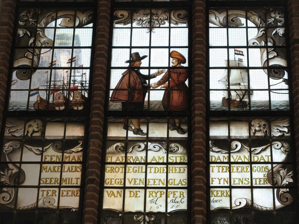 Interieur Grote Kerk De Rijp. Detail glas-in-lood-raam, geschonken door een makelaar uit Amsterdam in 1655. Foto J. van Zanten 2009.