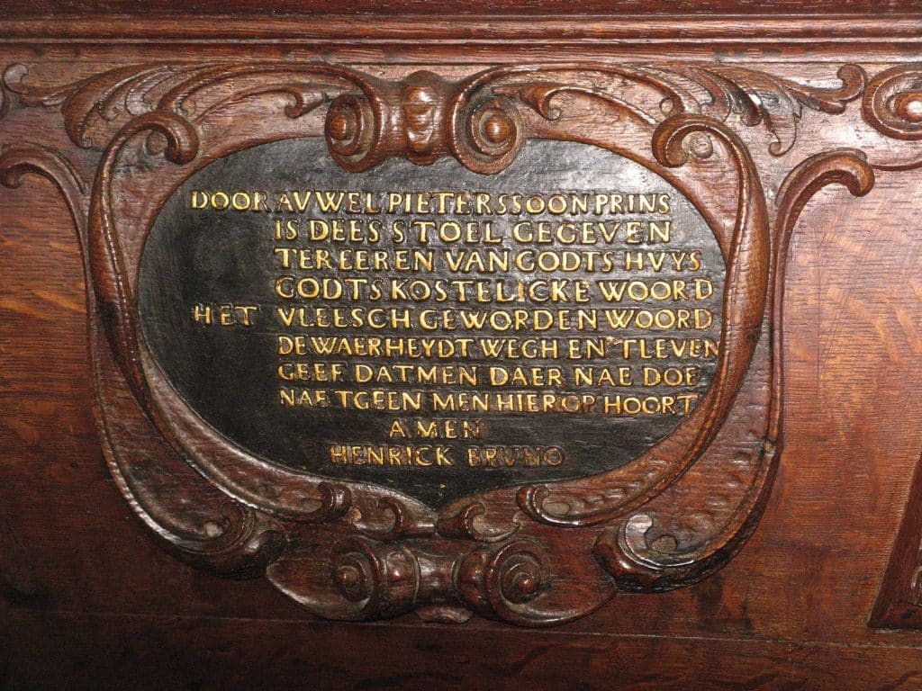 Grote Kerk De Rijp interieur. Detail tekstbord met een verguld versje onder de preekstoel. Foto J. van Zanten 2009.