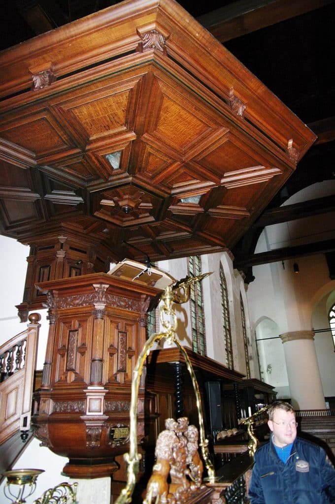 Kansel in de Grote Kerk in De Rijp. Met op de voorgrond Jaap.