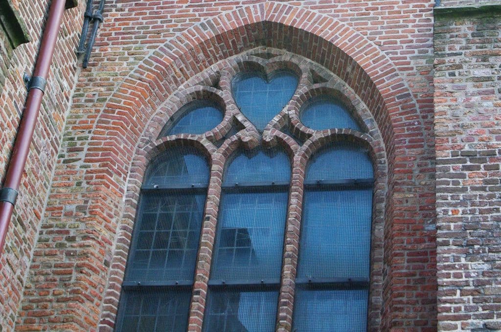 In de punt hebben kerkramen vaak een bijzondere vorm: een raamtracering. De ramen van deze kerk zijn allemaal anders.