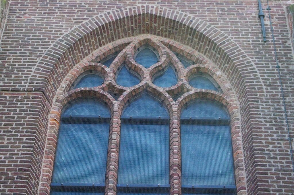 In de punt hebben kerkramen vaak een bijzondere vorm: een raamtracering. De ramen van deze kerk zijn allemaal anders.