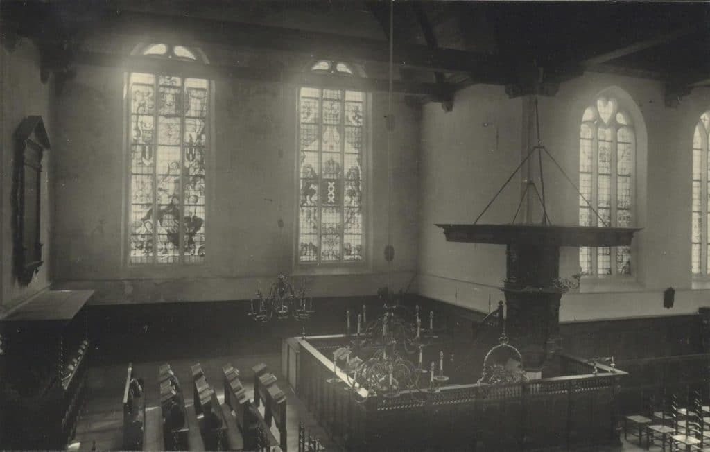 Prentbriefkaart van de Grote Kerk van De Rijp. Het interieur vanaf de orgelgalerij in de richting van het zuidelijk dwarsschip. Circa 1938. Collectie Kaptein.