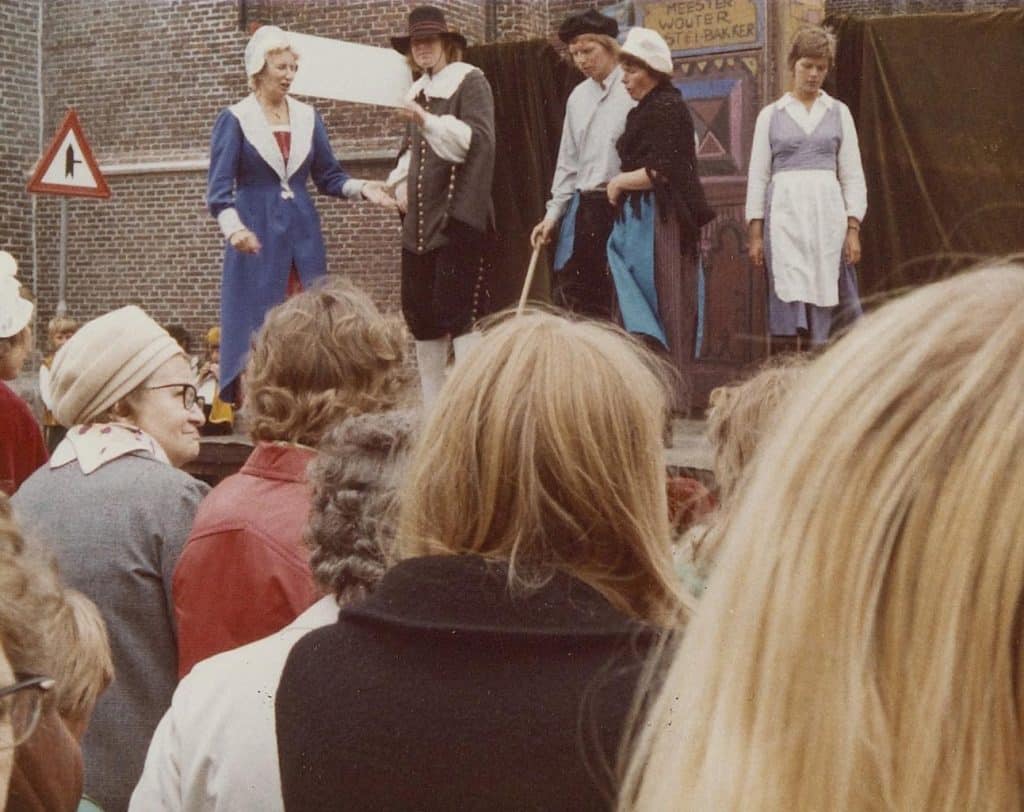 Openluchttoneel op een podium bij Grote Kerk De Rijp. Ter ere van de herdenking van Leeghwater in 1975.