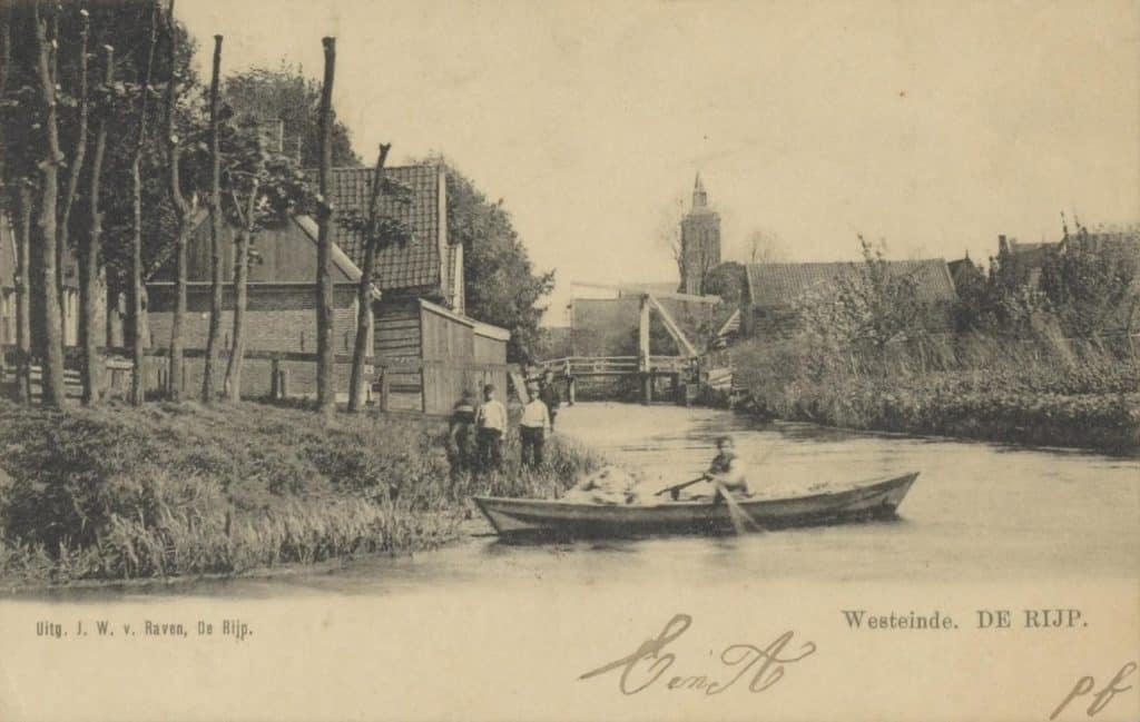 Prentbriefkaart van een bootje in de Rijpsloot. Op de achtergrond de toren van de Grote Kerk. Circa 1902. Collectie Kaptein.