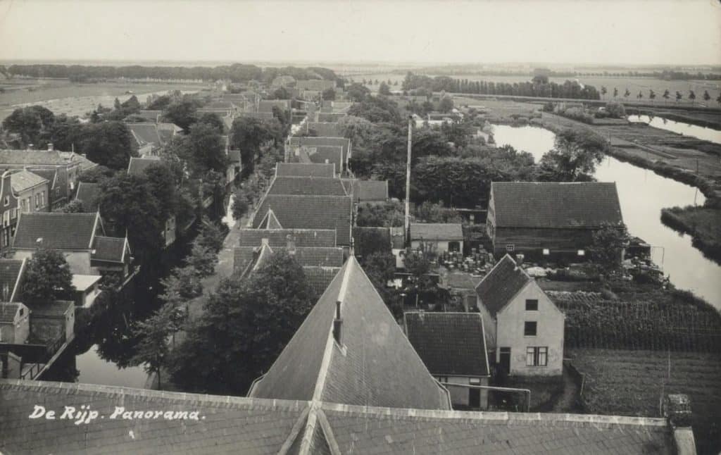 Prentbriefkaart met een opname vanaf de toren van de Grote Kerk De Rijp naar het oosten. Circa 1940. Collectie Kaptein.