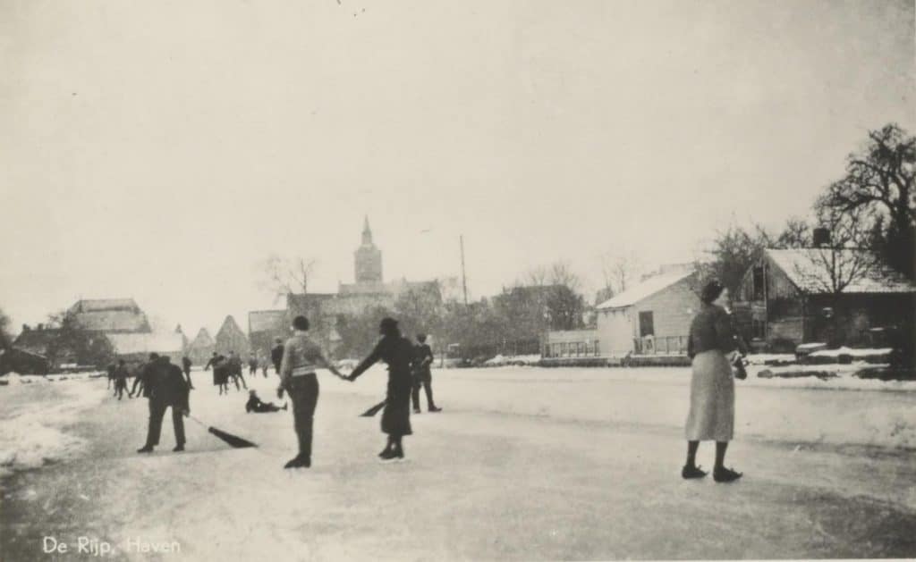 Prentbriefkaart van schaatsers Op het ijs van de Buizenhaven. Op de achtergrond de Grote Kerk De Rijp. Circa 1948 Collectie Kaptein.