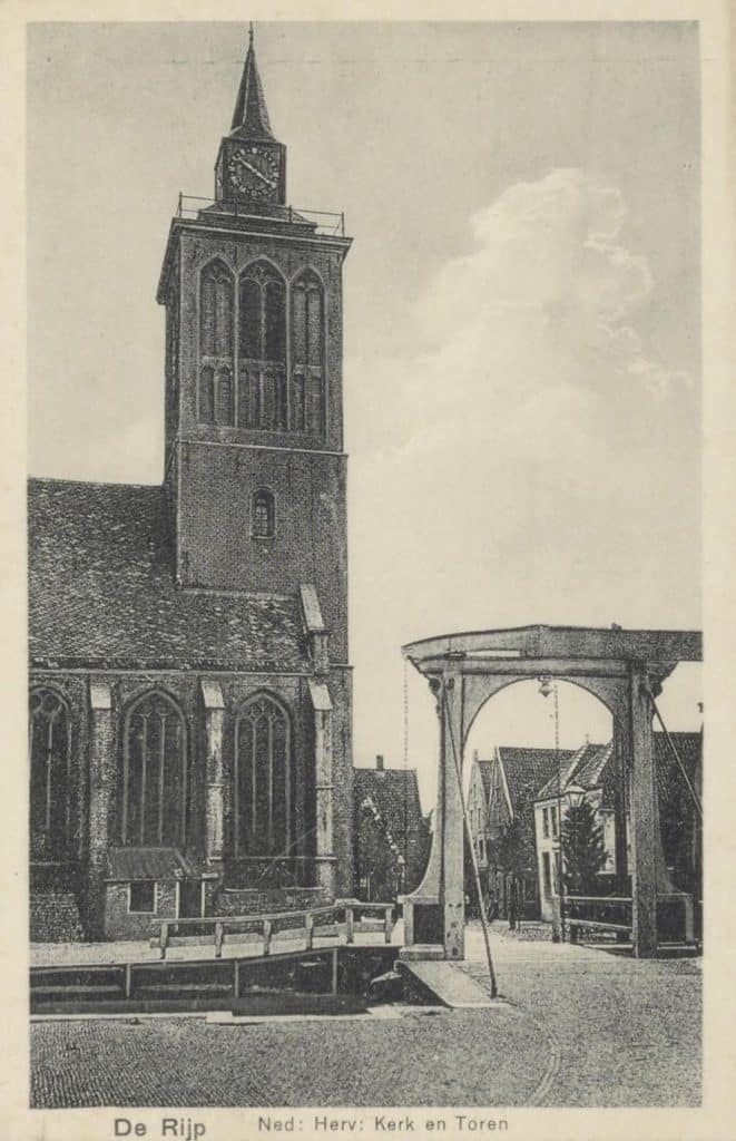Prentbriefkaart uit circa 1915 van de Grote Kerk De Rijp. De kleine, gemetselde hokjes tegen het schip van de Grote kerk zijn verdwenen. Collectie Kaptein.