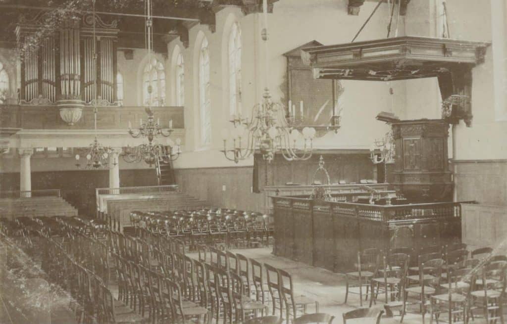 Prentbriefkaart interieur van de Grote Kerk van De Rijp. Circa 1920. Collectie Kaptein.