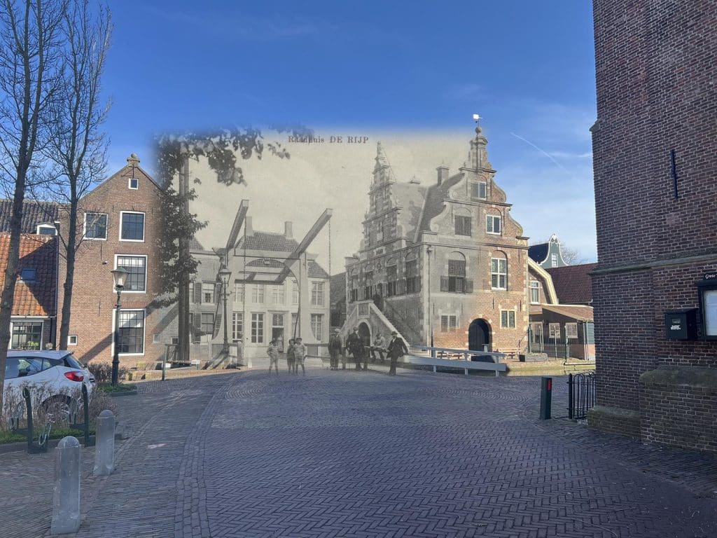 Timewarp van Raadhuis De Rijp. Gecombineerde foto van 1919 en 2025.