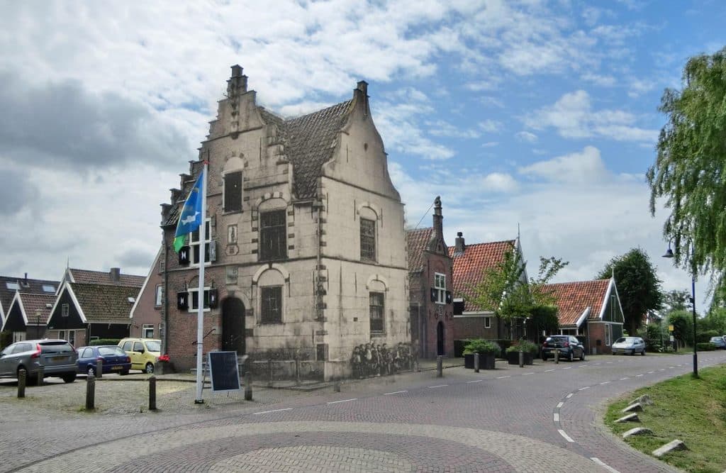 Timewarp van Raadhuis Grootschermer. Gecombineerde foto van 1910 en 2017.