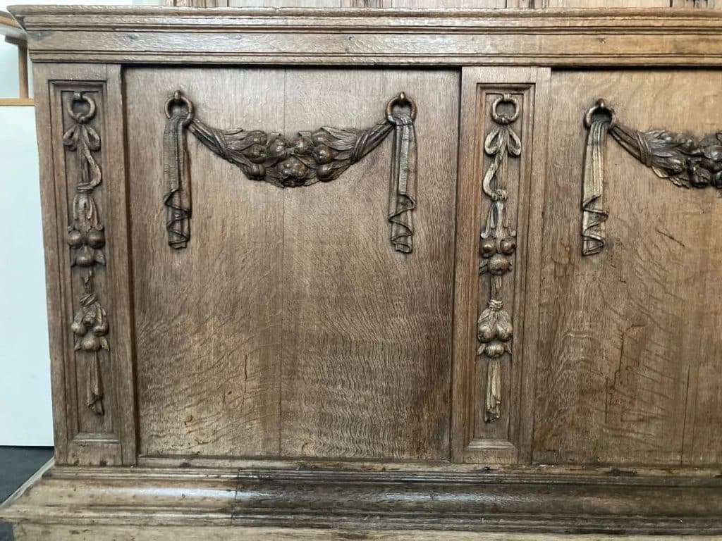 Rijkversierde kerkbanken in de protestantse kerk aan de Noordervaart in Stompetoren.