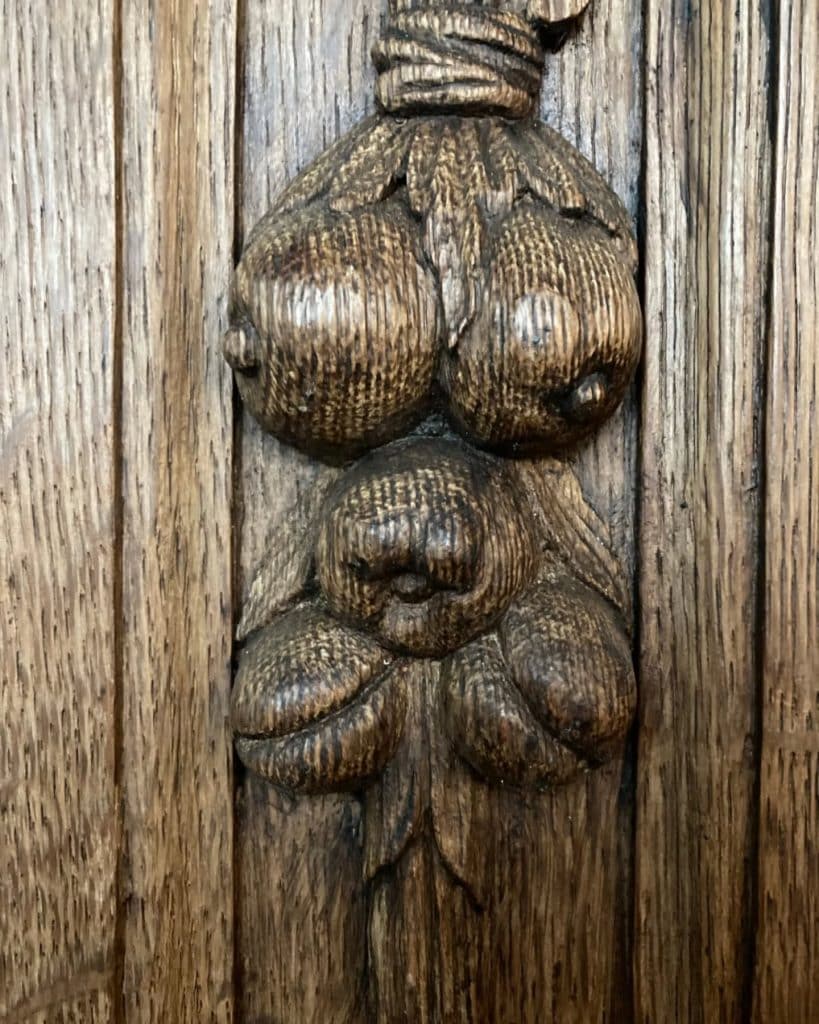 Detail van de rijkversierde kerkbanken in de protestantse kerk aan de Noordervaart in Stompetoren.